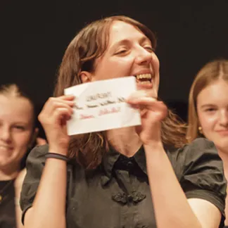 Mélie Néel avec le bulletin gagnant