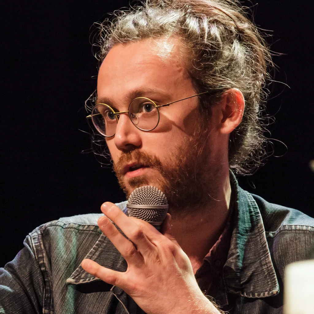 Grégoire Vauquois au micro