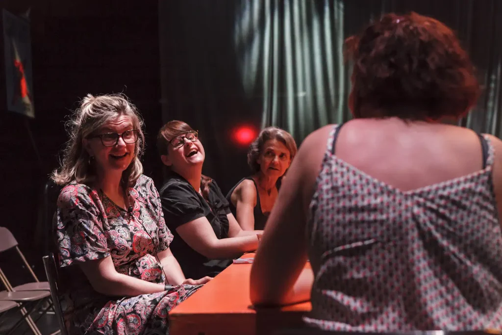 Anna Jordan, Sophie Magnaud et Séverine Magois, riant durant la rencontre avec le public pour la pièce "Yen"