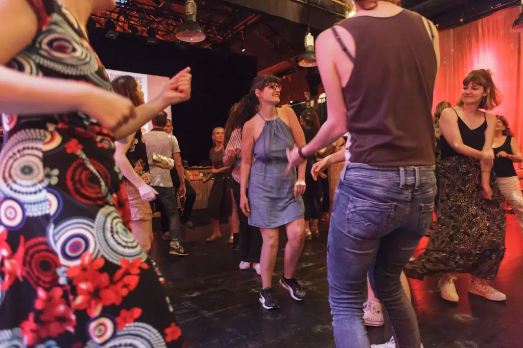 Le public danse pour le bal littéraire