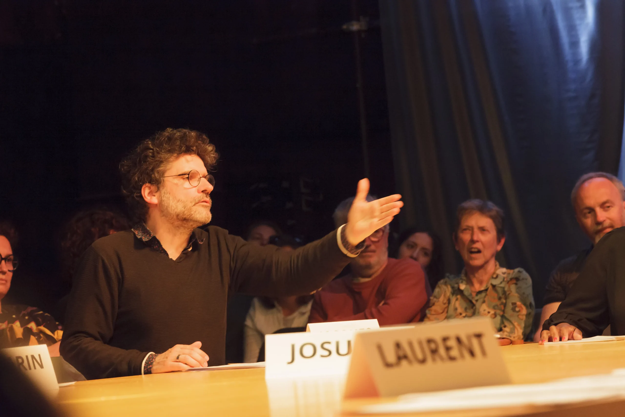 Thierry Blanc, en lecture, pointant devant lui
