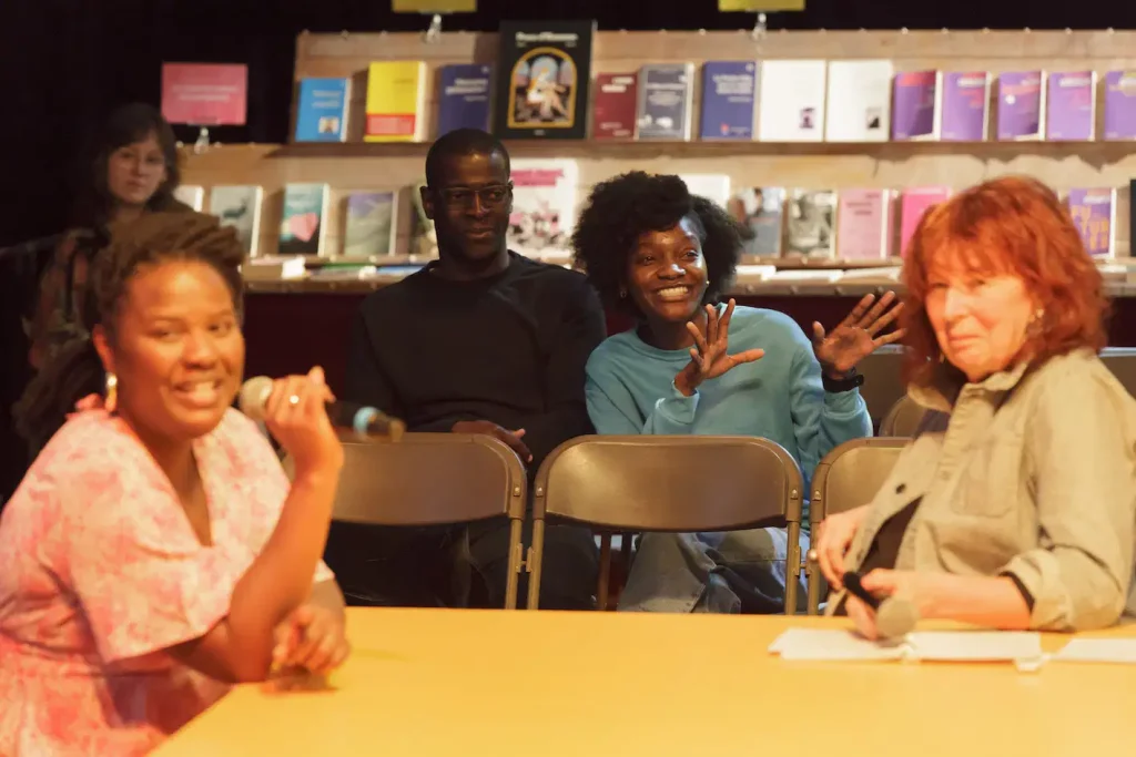 Le public échange durant la rencontre avec Andrise Pierre