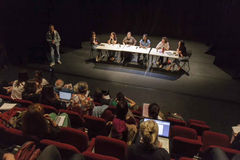 Vue d'ensemble d'une table ronde à l'Espace Scénique Transdisciplinaire