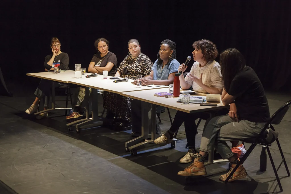 Le panel de la table ronde sur le féminisme dans les écritures théâtrales : Magali Mougel et Pauline Bouchet, modératrices, Andrise Pierre, Sarah Hassenforder, Béatrice Bienville et Julie Tirard, autrices