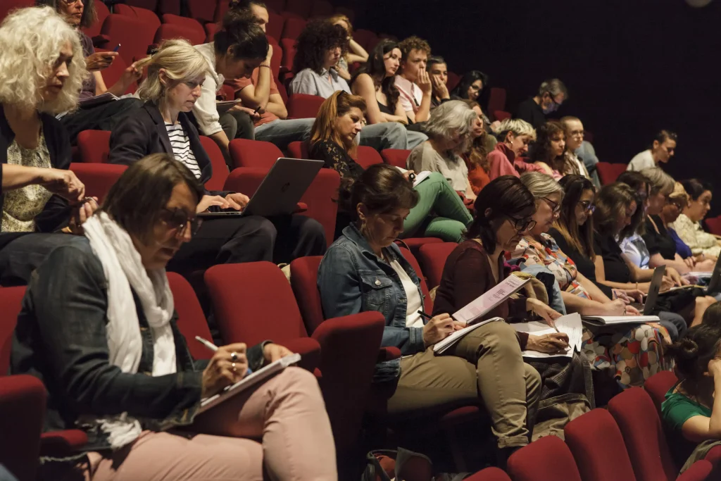 Le public prenant des notes durant la table ronde