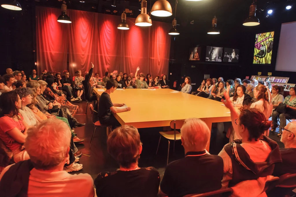 Les élèves du prix Naomi Wallace lisant en lever de rideaux du festival