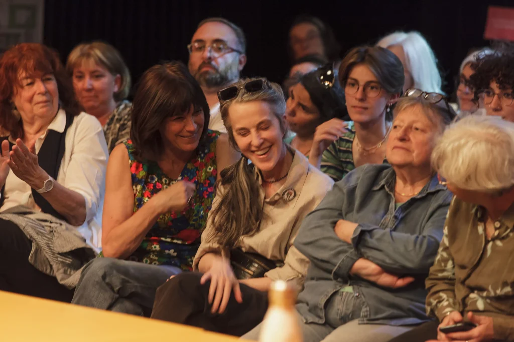 Naomi Wallace riant avec Dominique Hollier