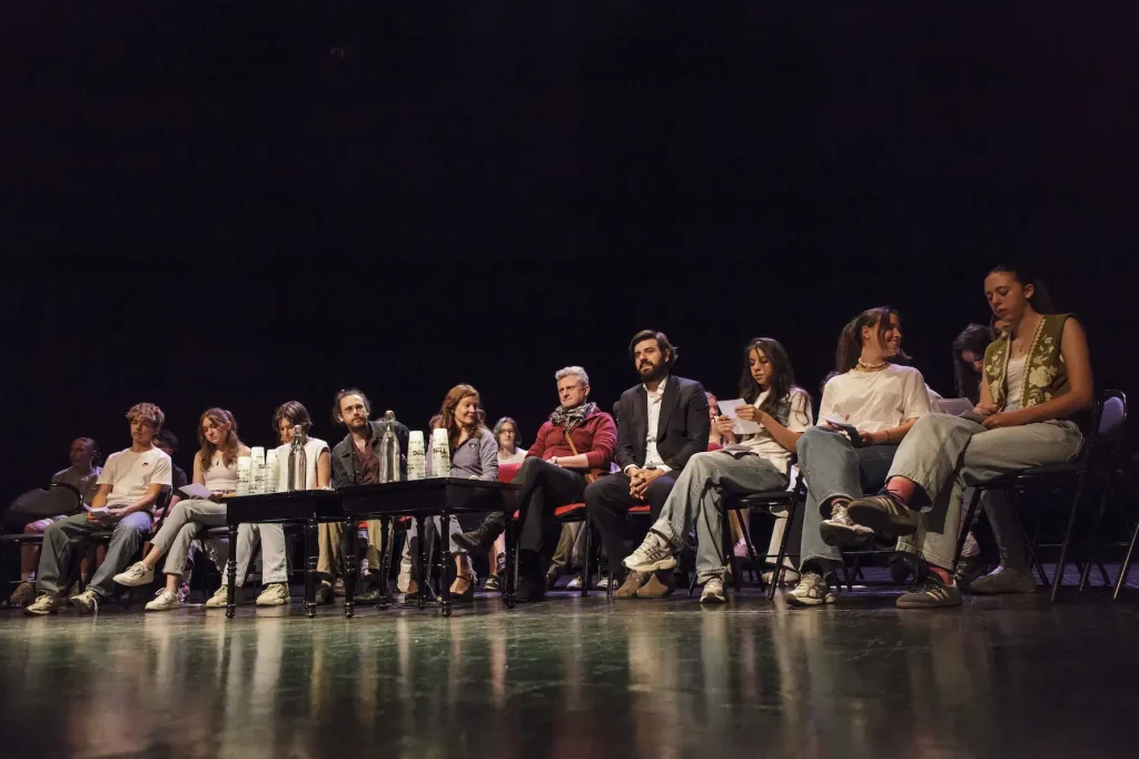 Les nominés 2025 : Catherine Monin, Grégoire Vauquois, Dino Pesut et son traducteur Nicolas Raljevic, sur scène, entouré de lycéen·nes