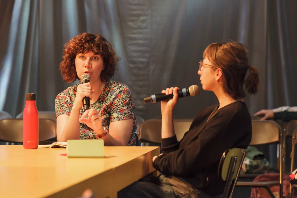 Pauline Bouchet, modérant la rencontre avec Julie Tirard