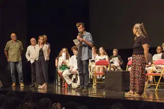 Alexis Monge, élu Culture de la Ville de Grenoble, en train de faire un discours