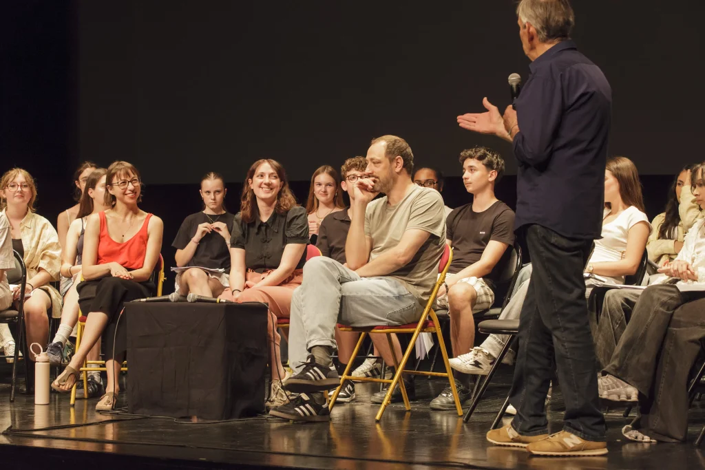 Julie Tirard, Mélie Néel, Samuel Gallet, les nominés 2026, sur scène entouré·es des lycéen·nes