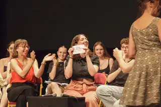 Mélie Néel montre le papier indiquant qu'elle est lauréate de la 2e édition