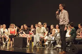 Christian Giriat, représentant de la Chartreuse de Villeneuve-Lez-Avignon, fait un discours devant les élèves
