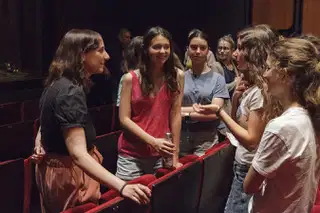 Les lycéen·nes demandent des autographes et discutent avec les auteurices suite à la remise de prix