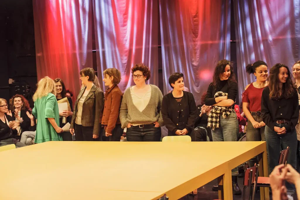 Les comédiennes saluent le public qui applaudit chaudement après la lecture de L'Odeur des Tissus