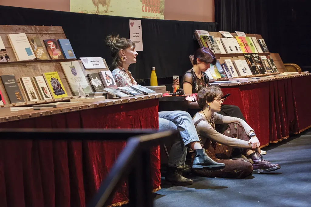 Les super stagiaires du festival assises à la librairie