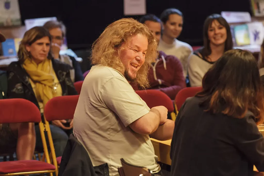 Kaveh Ayreek, auteur de La Valise vide, riant durant la rencontre avec le public